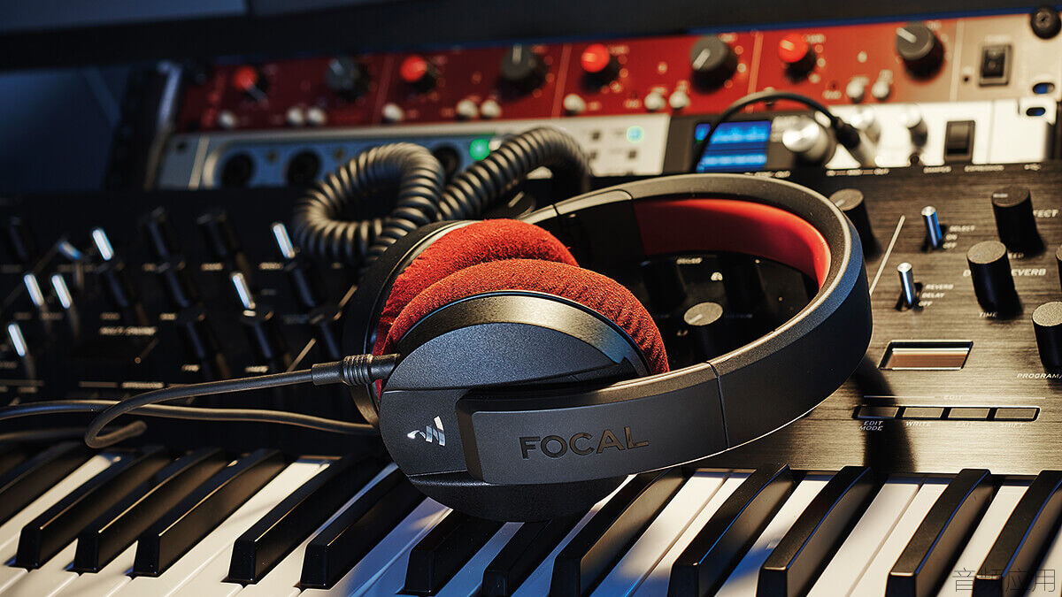 How-to-choose-studio-headphones-for-music-production-RouteNote-blog (1).jpg