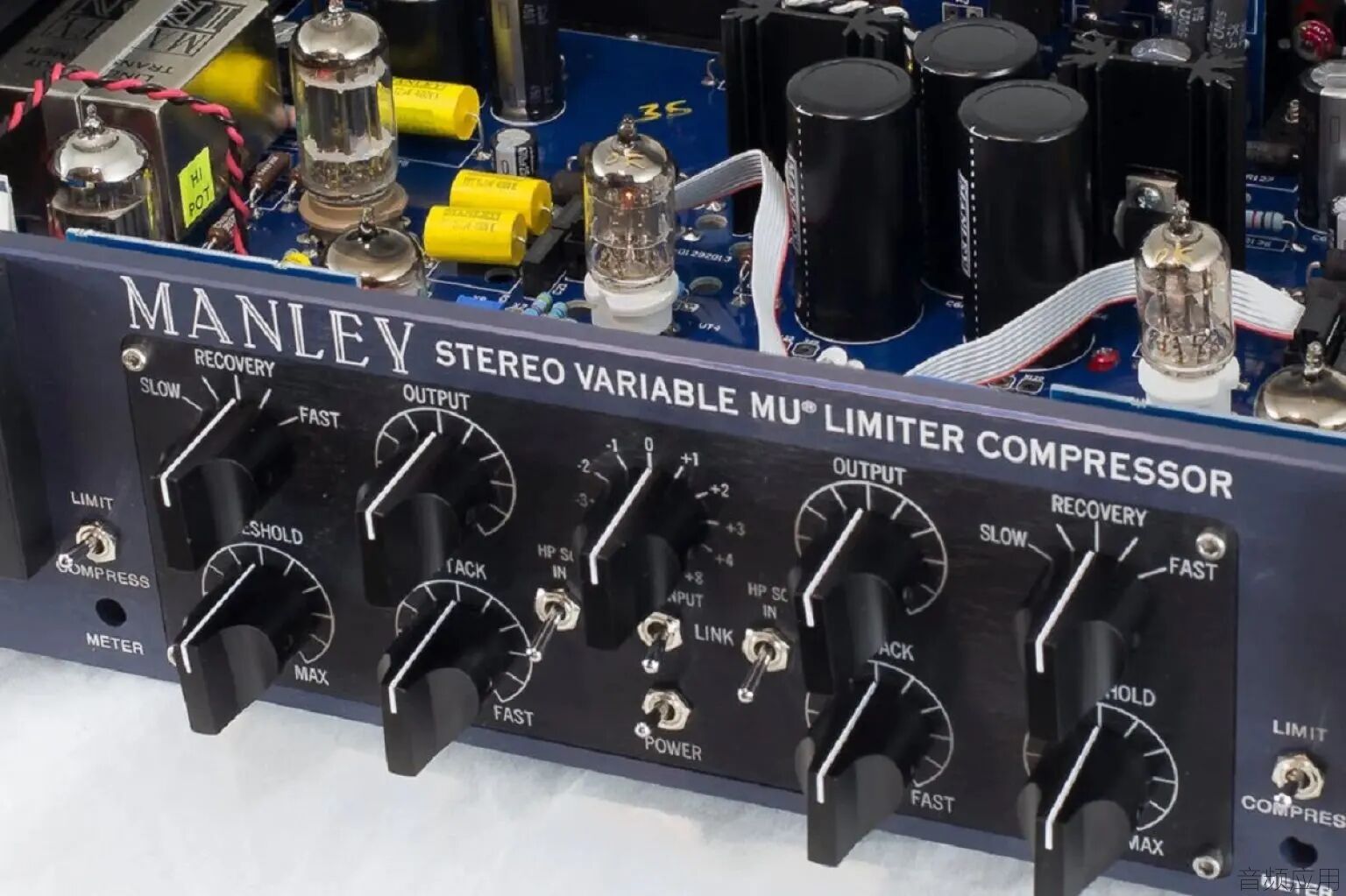 Manley-Variable-Mu-Stereo-Compressor-Limiter-1.jpg.webp.jpg