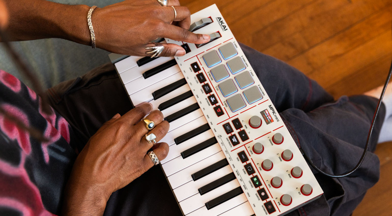 akai-mpk-mini-iv-lifestyle-1-770x425.jpg
