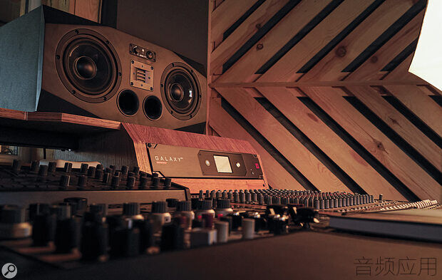 01-Galaxy_in_studio-IWv6KcYBf7ToLcjm081mjlNVa0ymToHf.jpg