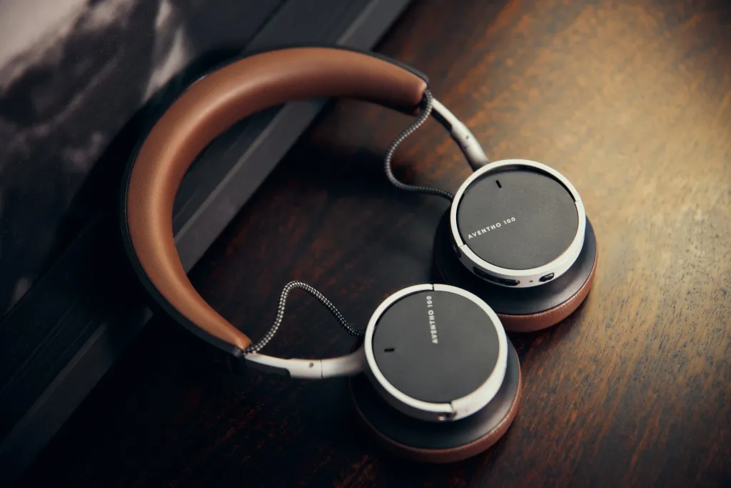 beyerdynamic_AVENTHO-100_25-05_Mood-City-Room-Brown_v3.webp.png