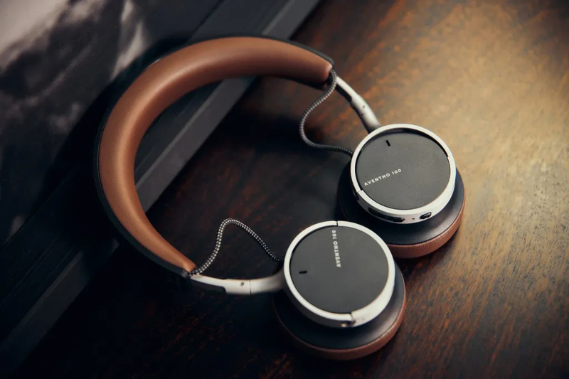 beyerdynamic_AVENTHO-100_25-05_Mood-City-Room-Brown_v3.webp.png