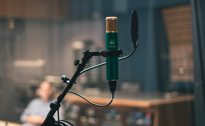 AKG_K872_ProductPhoto_Lifestyle_655-1.png