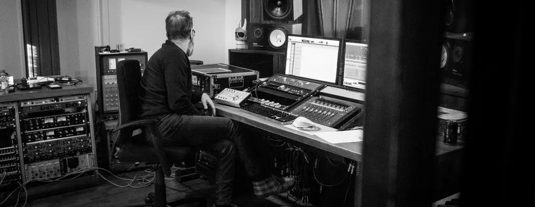 image_url=https://www.masteringbox.com/wp-content/uploads/2025/03/Sound-Engineer.png