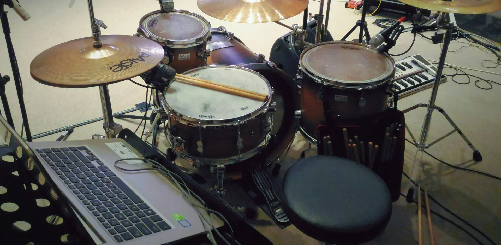 image_url=https://www.masteringbox.com/wp-content/uploads/2025/03/Drum-and-compu.png
