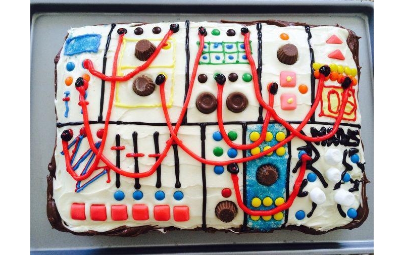 Synthesizer cakes keep getting more deliciously realisticϳ